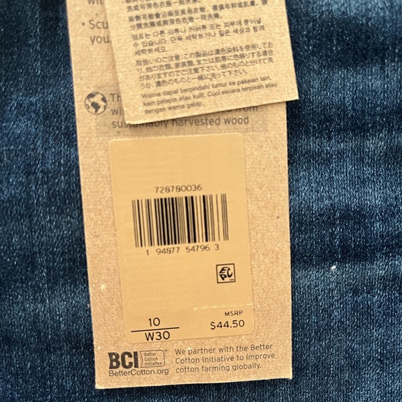 2 for $60 SALE! ⭐️ Levi’s high rise cut off shorts in Chelsea Scrape - Dark Wash - Picture 8 of 9